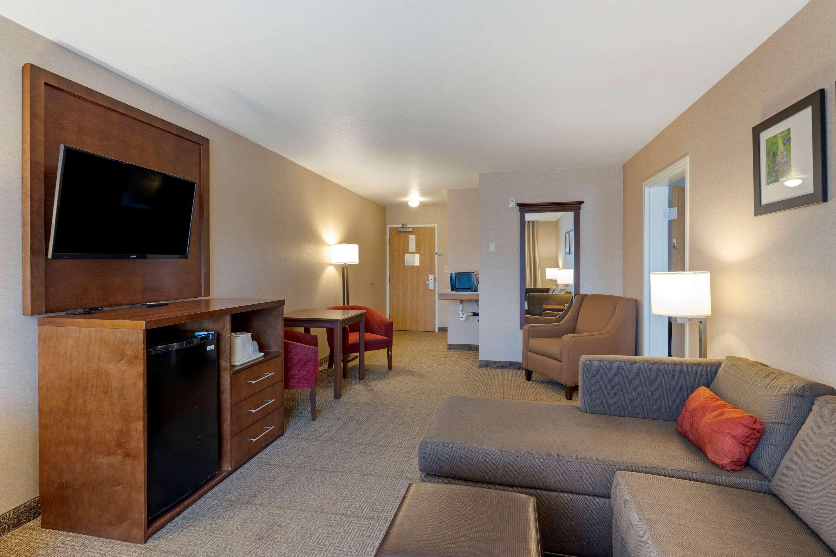 Comfort Suites Anchorage International Airport Bagian luar foto